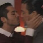 Beso entre Jaime Camil y José Ron en Los Exitosos Pérez